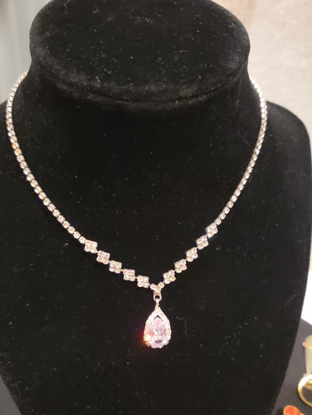 RHINESTONE CHAIN AND PENDANT CHOKER